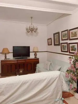 Una televisión o centro de entretenimiento en La Casa de Manolita