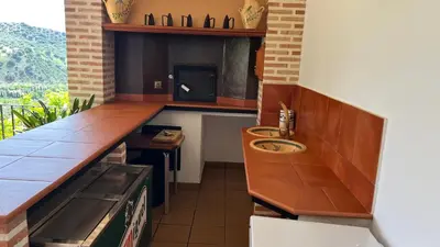 Una cocina o zona de cocina en Casa rural acogedora con chimenea y vistas al atardecer
