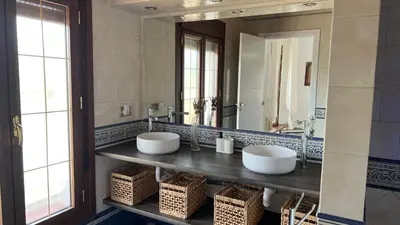 Un baño de Casa rural acogedora con chimenea y vistas al atardecer