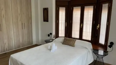 Cama o camas de una habitación en Casa rural acogedora con chimenea y vistas al atardecer