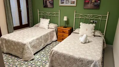 Cama o camas de una habitación en Casa rural acogedora con chimenea y vistas al atardecer