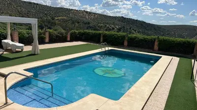 Piscina en o cerca de Casa rural acogedora con chimenea y vistas al atardecer