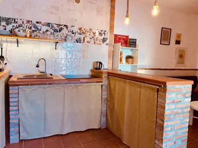 Una cocina o zona de cocina en La Casita del Cactus - Casa de campo con piscina