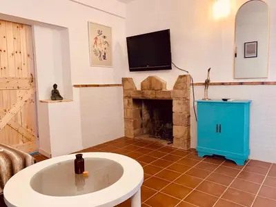 Una televisión o centro de entretenimiento en La Casita del Cactus - Casa de campo con piscina