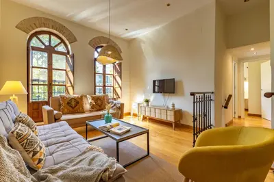 Una televisión o centro de entretenimiento en Charming 2 Bedroom Apartment at Sevilla City Center By OCityzen