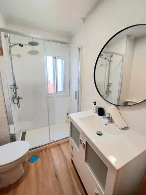 Un baño de San Pagés 3BR Apartment