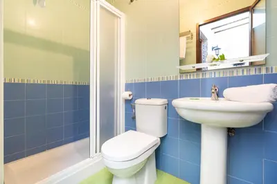 Un baño de CASA ANGELITA Caminito del Rey, Apartamento con cocina en el centro de Andalucía