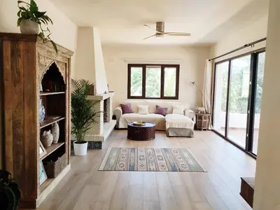 Zona de estar de Bonita casa blanca en el bosque.