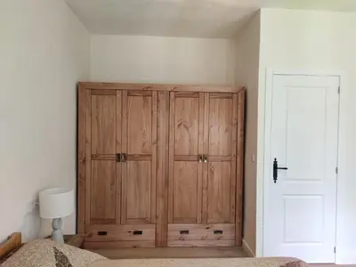 Plano de Bonita casa blanca en el bosque.