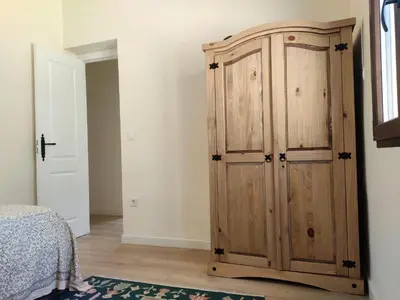 Cama o camas de una habitación en Bonita casa blanca en el bosque.