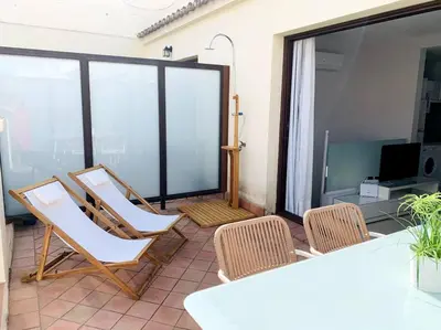 Una televisión o centro de entretenimiento en Apto. con terraza privada centro