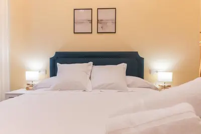 Cama o camas de una habitación en APARTAMENTO PUERTA DE CÓRDOBA- Exterior con balcones