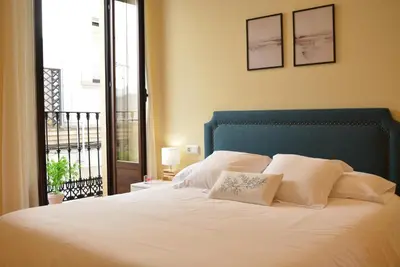 Cama o camas de una habitación en APARTAMENTO PUERTA DE CÓRDOBA- Exterior con balcones