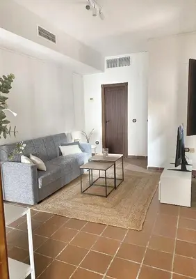 Una televisión o centro de entretenimiento en Santa Marina Suite Córdoba con Patio Andalusí