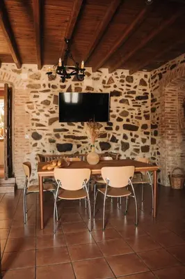 Una televisión o centro de entretenimiento en Casa Rural El Capricho de Flor