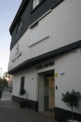 Edificio en el que se encuentra el hostal o pensión