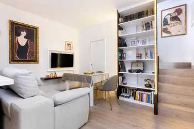 Una televisión o centro de entretenimiento en Unika Homes Faustino & Terrace