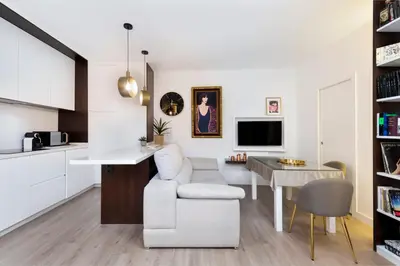 Una televisión o centro de entretenimiento en Unika Homes Faustino & Terrace