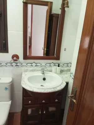Un baño de VILLA BILBILIS con piscina privada, barbacoa y parking