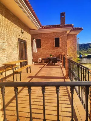 Un balcón o terraza de VILLA BILBILIS con piscina privada, barbacoa y parking