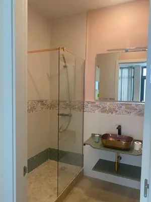 Un baño de La Macarena