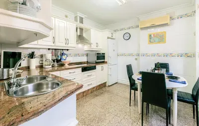 Una cocina o zona de cocina en 1 Bedroom Stunning Apartment In Sevilla