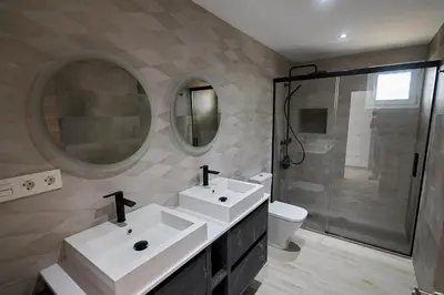 Un baño de La Villa de Alba - Casa Rural en Montefrío