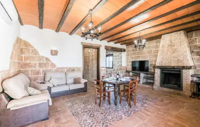 Zona de estar de Nice Home In Casariche With Wifi