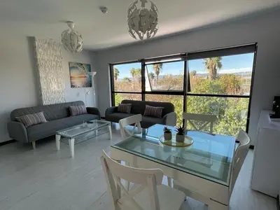 Zona de estar de TECNOCORDOBA II aparcamiento privado gratuito y piscina