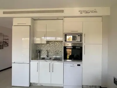 Una cocina o zona de cocina en TECNOCORDOBA II aparcamiento privado gratuito y piscina
