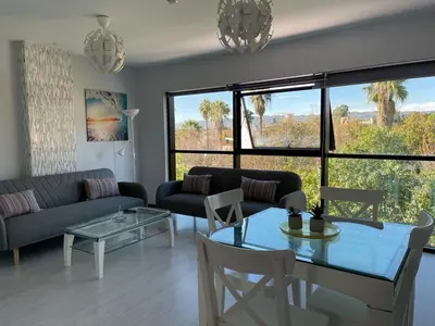 Zona de estar de TECNOCORDOBA II aparcamiento privado gratuito y piscina