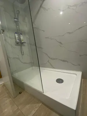 Un baño de bambu hostel capsules