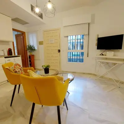 Una televisión o centro de entretenimiento en ESTUDIO RUFINA.Tranquilidad ,Alameda de Hércules!