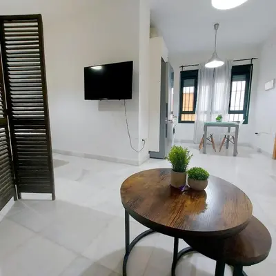 Una televisión o centro de entretenimiento en ESTUDIO MORGADO.Tranquilidad. Calle Amor de Dios!