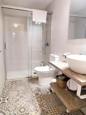 Un baño de APARTAMENTO SAN LUIS. Plaza de Parking Gratis!!!