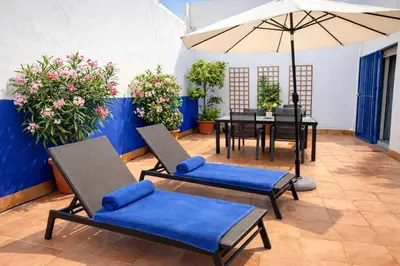 Un patio o zona al aire libre en Apto T Patio Sevillano - Garaje privado con carga eléctrica