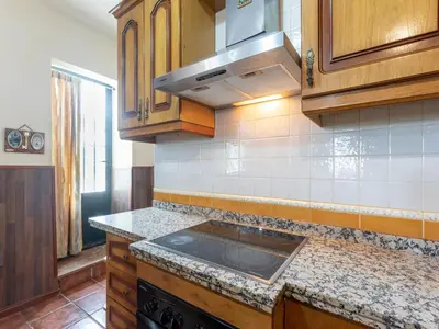 Una cocina o zona de cocina en Cosy holiday home in Villanueva de Tapia with garden