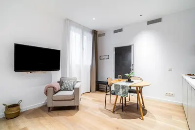 Una televisión o centro de entretenimiento en Limehome Sevilla Ronda de Capuchinos