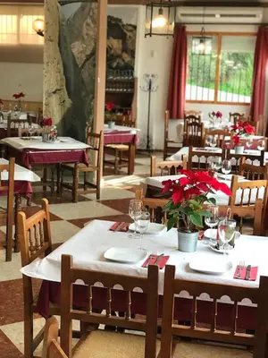 Un restaurante o sitio para comer en Hostal Restaurante El Cruce