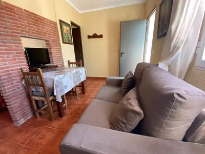 Una televisión o centro de entretenimiento en Hostal Restaurante El Cruce