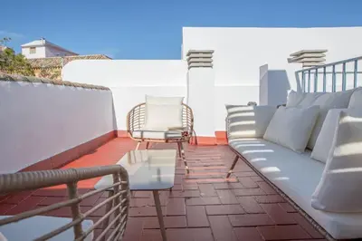 Zona de estar de Alhondiga City Center Private House by Valcambre