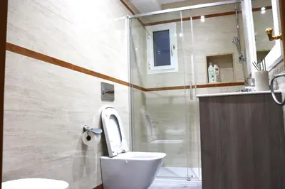 Un baño de NightInSevilla Juglar Free parking