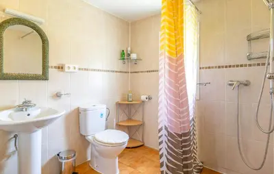 Un baño de Awesome Home In Alcala La Real