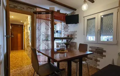 Una televisión o centro de entretenimiento en Apartamento El Mundo como Destino - cerca Estadio Cartuja