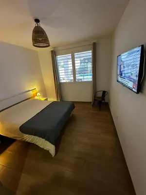 Una televisión o centro de entretenimiento en La Colina