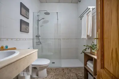 Un baño de Kurtuba Suites