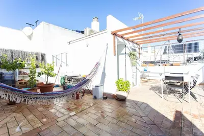 Un balcón o terraza de Town house with rooftop terrace