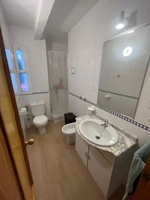 Un baño de Apartamentos Rincón del Roldán - La Rinconada