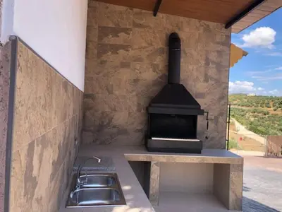 Barbacoa disponible para clientes en el chalet de montaña