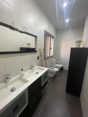 Un baño de Donde habita el olvido